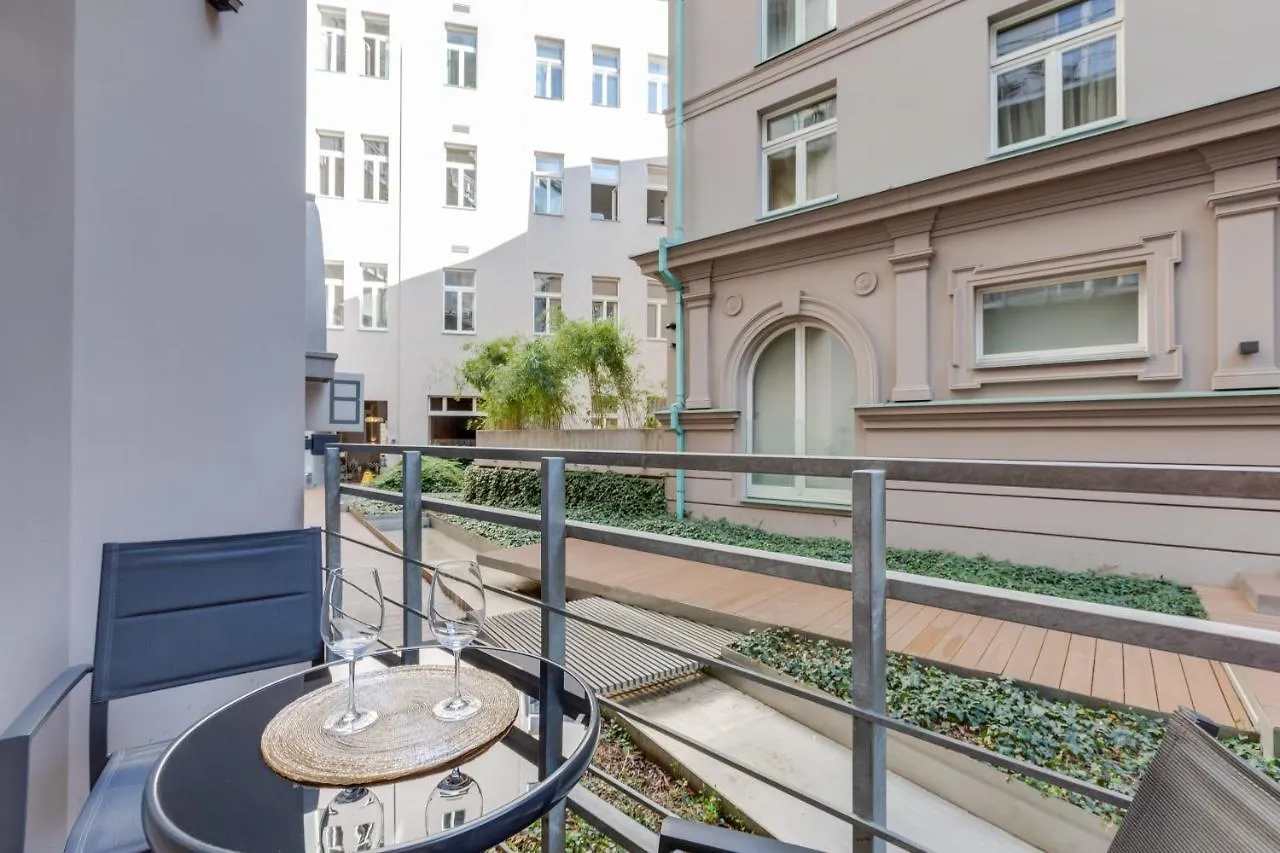 Royal Residence Apartments In The Heart Of Prága 0*,